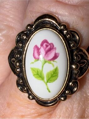 Size 7 Avon Vintage Pink Rose Porcelain Ring with Gold-Tone Frame